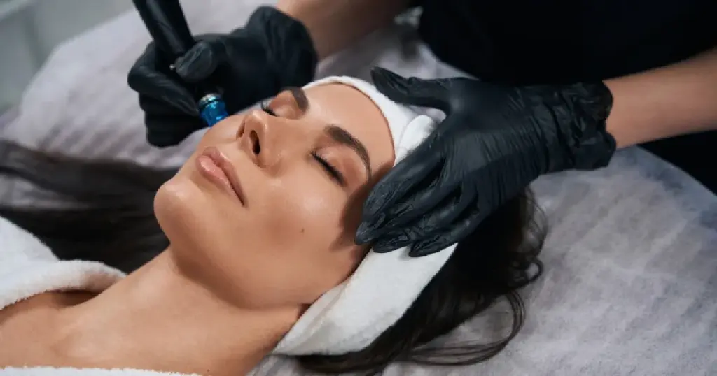 How HydraFacial Helps Reduce Fine Lines and Wrinkles 1 Women receiving HydraFacial in Kent, WA